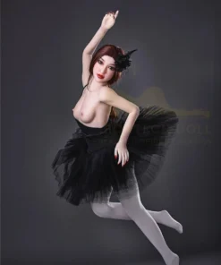 Lisette Sex Doll 150 cm IronTech en pose de danse, robe noire, fond gris.