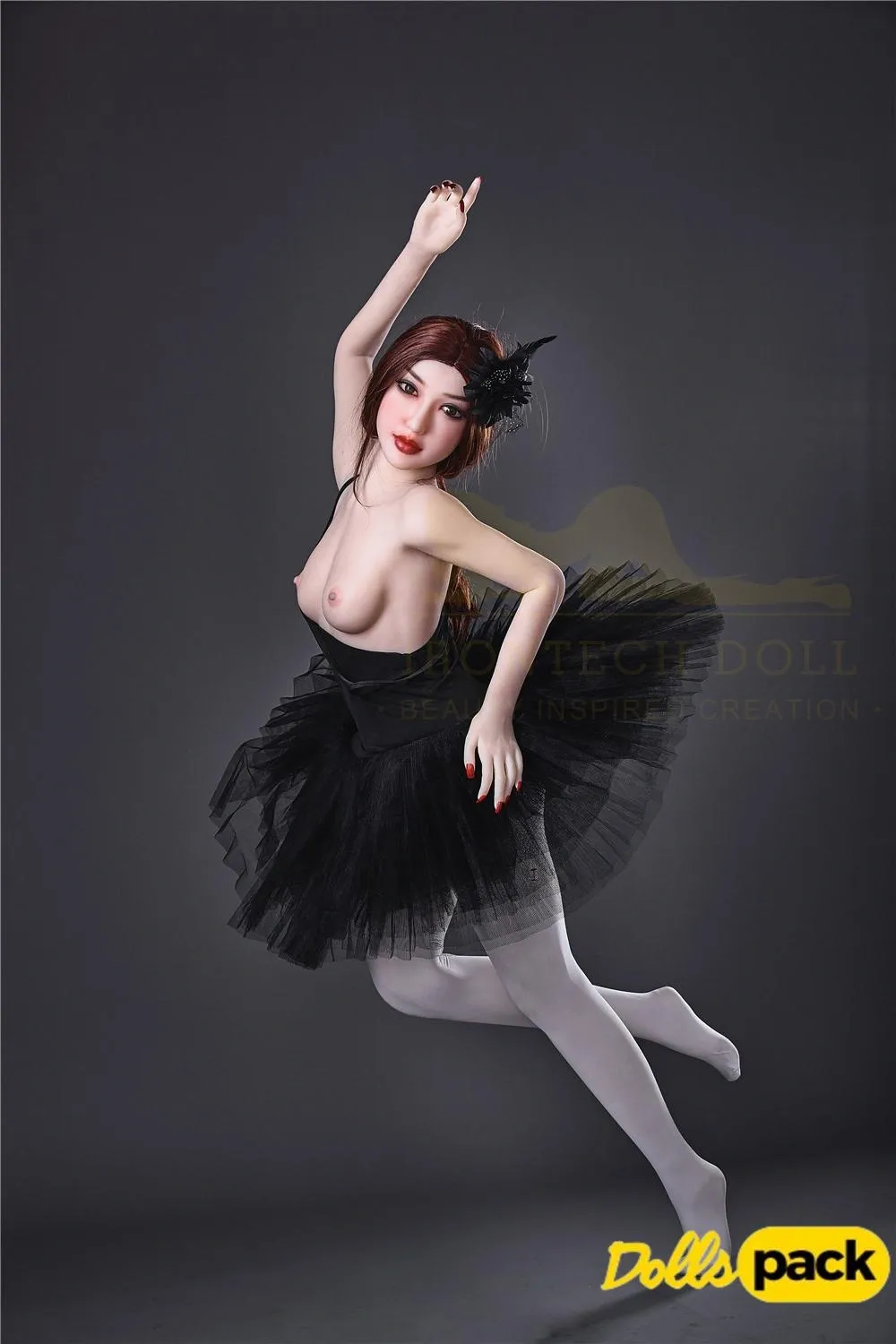 Lisette Sex Doll 150 cm IronTech en pose de danse, robe noire, fond gris.