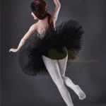 Lisette Sex Doll 150 cm en pose de danse classique, tutu noir, vue de dos.