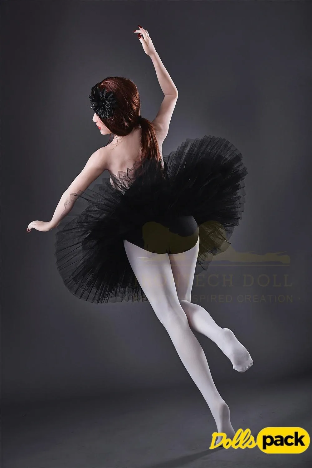 Lisette Sex Doll 150 cm en pose de danse classique, tutu noir, vue de dos.