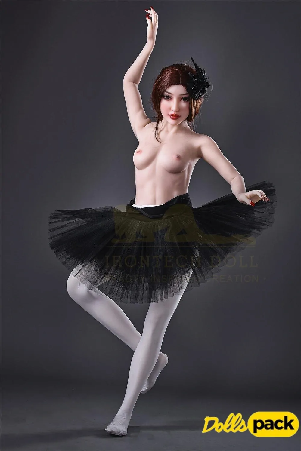 Lisette Sex Doll 150 cm IronTech en pose de danse classique, jupe noire, bras levé.