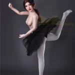 Lisette Sex Doll 150 cm IronTech en pose de danse classique, tutu noir, bras levé.