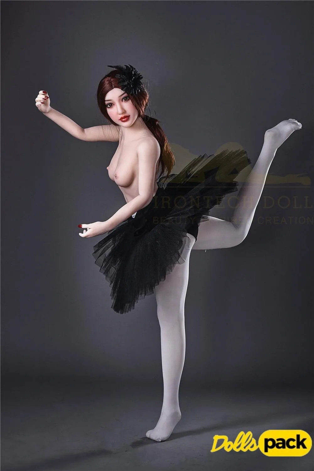 Lisette Sex Doll 150 cm IronTech en pose de danse classique, tutu noir, bras levé.