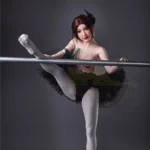 Lisette Sex Doll 150 cm IronTech en tutu noir, pose de danse classique, ambiance studio.