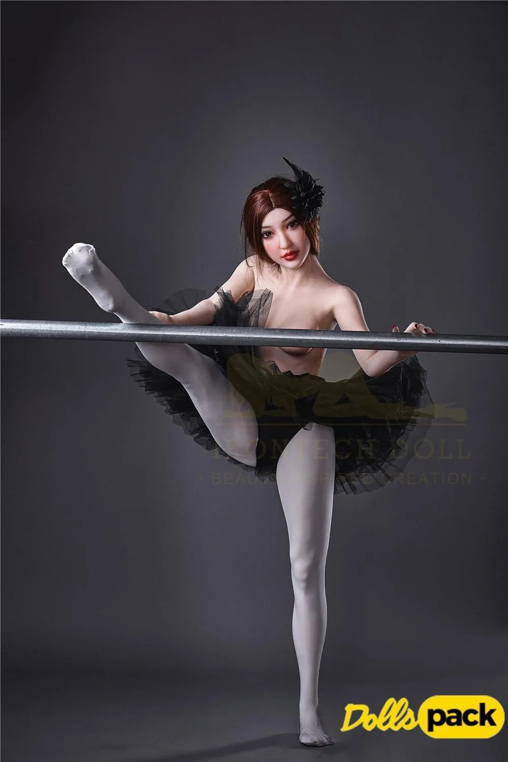 Lisette Sex Doll 150 cm IronTech en tutu noir, pose de danse classique, ambiance studio.