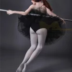 Lisette Sex Doll 150 cm IronTech en tutu noir, posée de dos sur une barre de danse.