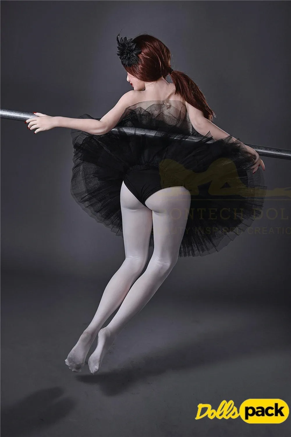 Lisette Sex Doll 150 cm IronTech en tutu noir, posée de dos sur une barre de danse.