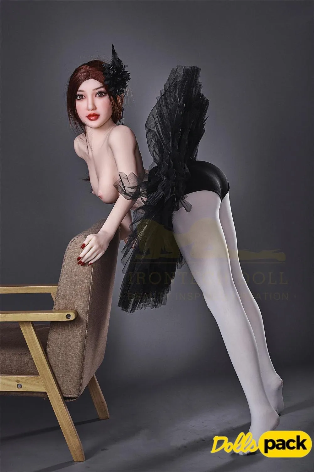 Lisette Sex Doll 150 cm IronTech Doll TPE en pose élégante, appuyée sur une chaise, jupe noire volumineuse.