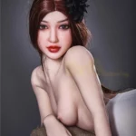 Lisette Sex Doll 150 cm IronTech Doll TPE posée sur le côté, cheveux bruns, fleur noire.