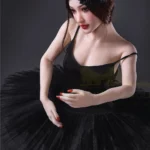 Lisette Sex Doll 150 cm IronTech en tutu noir, pose de danse gracieuse, fond sombre.
