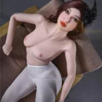 Lisette Sex Doll 150 cm IronTech posée sur chaise, vue plongeante, collants blancs, cheveux bruns.