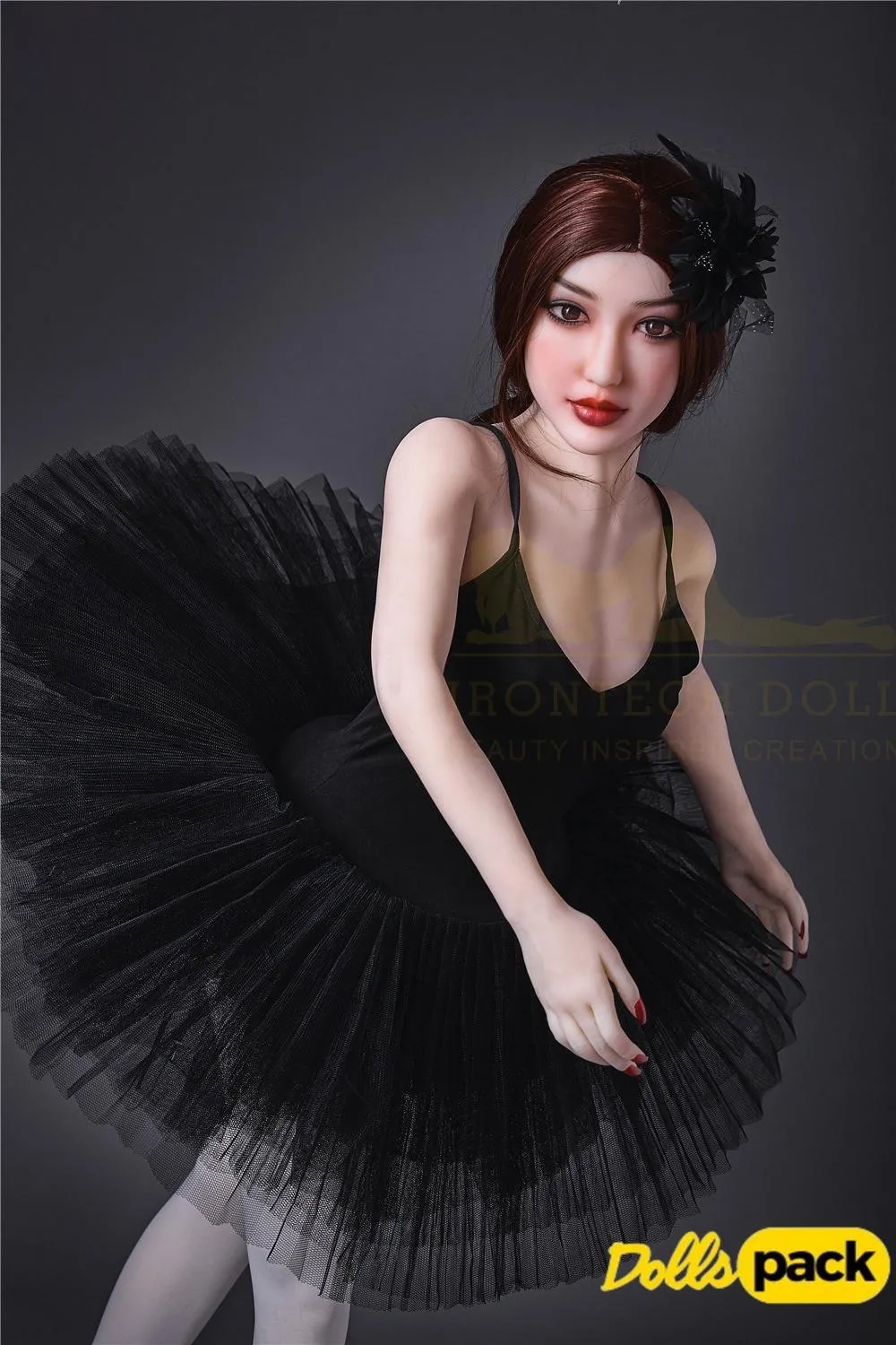 Lisette Sex Doll 150 cm IronTech en tutu noir, pose assise, cheveux bruns et fleur noire.
