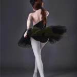 Lisette Sex Doll 150 cm IronTech en tenue de ballet noire, pose de dos, ambiance élégante.