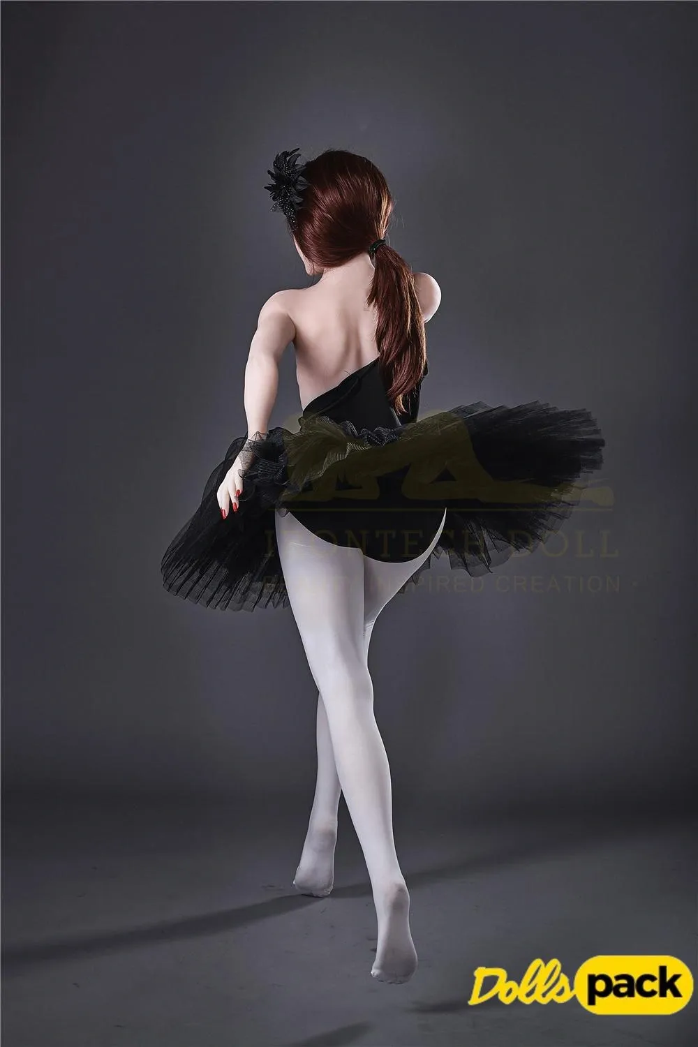 Lisette Sex Doll 150 cm IronTech en tenue de ballet noire, pose de dos, ambiance élégante.