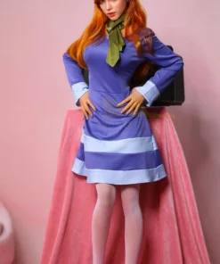 Lizette Sex Doll 167 cm IronTech Doll posée debout, robe bleue et cheveux roux, fond rose.