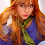 Lizette Sex Doll 167 cm IronTech, cheveux roux, foulard vert, pose assise, regard intense.