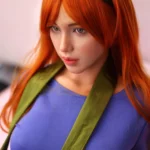 Lizette Sex Doll 167 cm IronTech, cheveux roux, bandeau violet, vêtement bleu, écharpe verte.