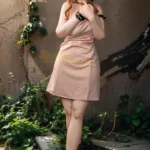 Lolana Sex Doll 165 cm IronTech en robe rose, pose debout, décor extérieur naturel.