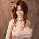 Lolana Sex Doll 165 cm IronTech Doll Silicone, robe rose, pose debout, fond végétal.