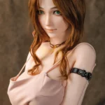 Lolana Sex Doll 165 cm IronTech, pose assise, robe rose, cheveux châtains, regard vers le bas.