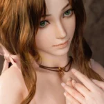 Lolana Sex Doll 165 cm IronTech, cheveux bruns ondulés, yeux verts, collier floral.
