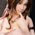 Lolana Sex Doll 165 cm IronTech, pose assise, robe rose, cheveux bruns, regard pensif.