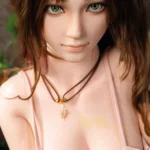 Lolana Sex Doll 165 cm IronTech Doll en robe rose, regard intense, collier doré.