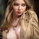Lolira Sex Doll 164 cm IronTech, pose assise, cheveux longs, veste beige, regard intense.