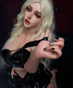 Lolita Sex Doll 164 cm IronTech en tenue noire brillante, cheveux blonds, pose assise séduisante.