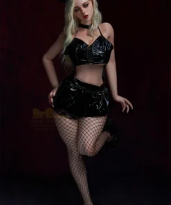 Lolita Sex Doll 164 cm IronTech en tenue noire, pose élégante, cheveux blonds, bas résille.