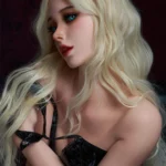 Poupée Lolita Sex Doll 164 cm IronTech, cheveux blonds, lingerie noire, pose assise.