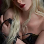 Lolita Sex Doll 164 cm IronTech Doll en tenue noire, cheveux blonds, regard intense.