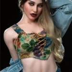 Lolita Sex Doll 168 cm IronTech en jean et top fleuri, pose séduisante, cheveux longs.