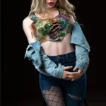 Lolita Sex Doll 168 cm IronTech, debout, cheveux blonds, veste en jean, top fleuri, jeans déchiré.