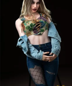 Lolita Sex Doll 168 cm IronTech, debout, cheveux blonds, veste en jean, top fleuri, jeans déchiré.