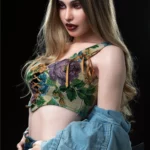 Lolita Sex Doll 168 cm IronTech, pose de profil, chemise en jean et top fleuri.