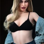 Lolita Sex Doll 168 cm IronTech en tenue décontractée, cheveux longs, pose confiante.