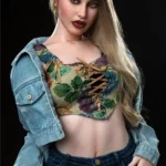 Lolita Sex Doll 168 cm IronTech Doll en jean et top fleuri, pose décontractée.