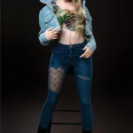 Lolita Sex Doll 168 cm IronTech en pose debout, veste en jean, jeans déchiré, fond sombre.