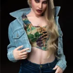Lolita Sex Doll 168 cm IronTech en jean et corset fleuri, pose séduisante, cheveux longs.