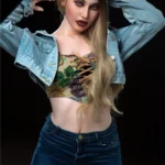 Lolita Sex Doll 168 cm IronTech en pose dynamique, veste en jean, top fleuri et jeans déchiré.