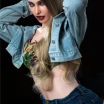 Lolita Sex Doll 168 cm IronTech en pose dynamique, veste en jean et cheveux longs.