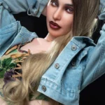 Lolita Sex Doll 168 cm IronTech en veste en jean, cheveux longs, regard intense.