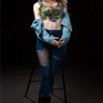 Lolita. Sex Doll 168 cm IronTech Doll en jean déchiré, top fleuri, veste tombante.