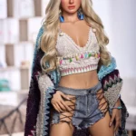 Lolivie Sex Doll 168 cm IronTech, pose debout, cheveux longs blonds, tenue décontractée.