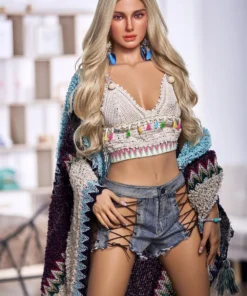 Lolivie Sex Doll 168 cm IronTech, pose debout, cheveux longs blonds, tenue décontractée.