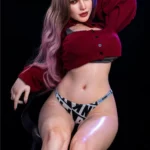 Lollibelle Sex Doll 165 cm IronTech Doll en pose assise, chemise rouge ouverte, cheveux longs.