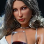 Lollika Sex Doll 164 cm IronTech, pose élégante avec verre de vin, cheveux longs argentés.