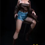 Loraline Sex Doll 165 cm IronTech en pose assise, veste marron, short en jean, bottes.