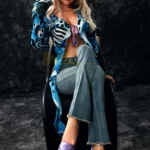 Lovabelle Sex Doll 167 cm assise, chapeau violet, chemise bleue, jeans, talons lilas.